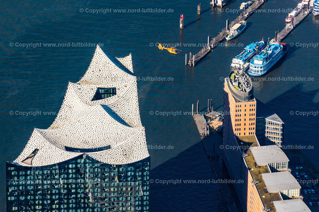 Hamburg_Helikopter_Luftrettung_Christoph_über_Hamburg_ELS_1970220922 | HAMBURG 22.09.2022 Helikopter - Rettungs Hubschrauber " Christoph 29 " im Fluge über dem Luftraum in Hamburg, Deutschland. // Helicopter in flight " Christoph 29 " over the air space in Hamburg, Germany. Foto: Martin Elsen