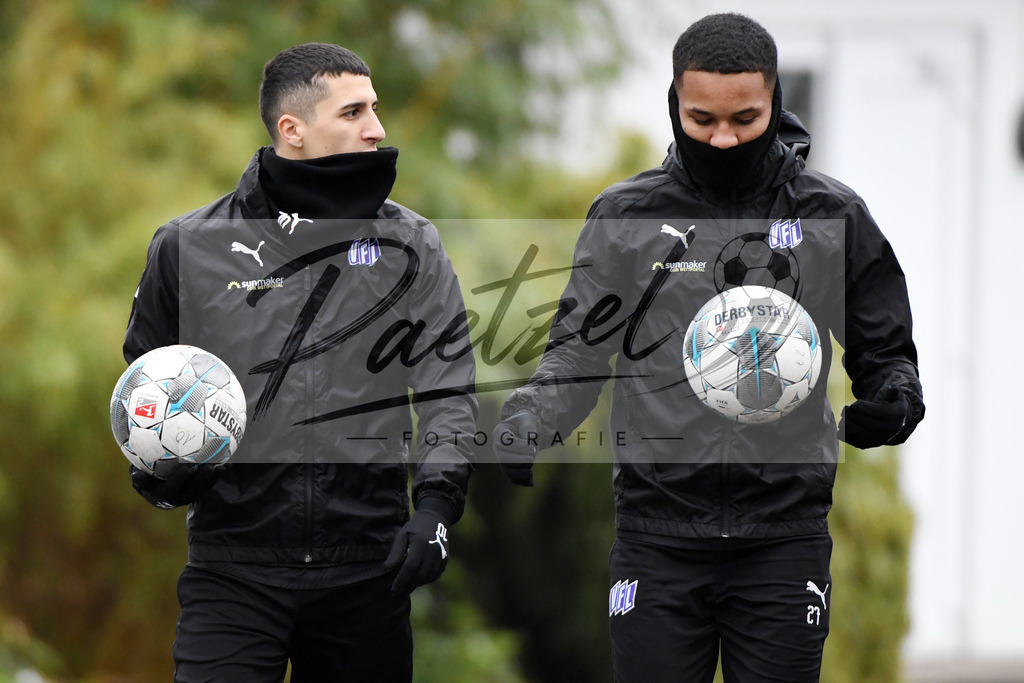 20200226_TRAOSN_0009 | Fussball, Herren: Anas Ouahim (VfL Osnabrueck) und Felix Agu (VfL Osnabrueck) schauen waehrend der Trainingseinheit des VfL Osnabrueck im Sportpark Illoshoehe am 26.02.2020 in Osnabrueck, Deutschland. - Realisiert mit Pictrs.com