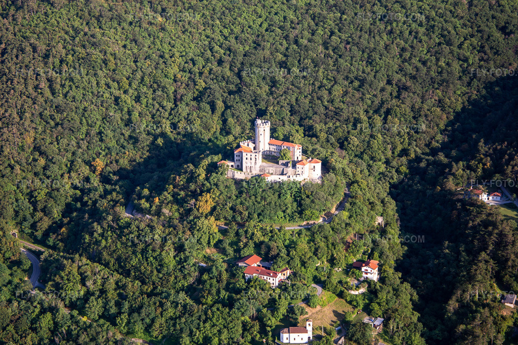 Aerial view: Castle / Grad Rihemberk in the district Branik in Nova Gorica in the state Slovenia, Slovenia. – Photo: IMG_137482.jpg taken on 07/14/2023 by Werner Riehm/FLY-FOTO.com – Resolution of the original: 5472 x 3648 px – Domov - Grad Rihemberk
