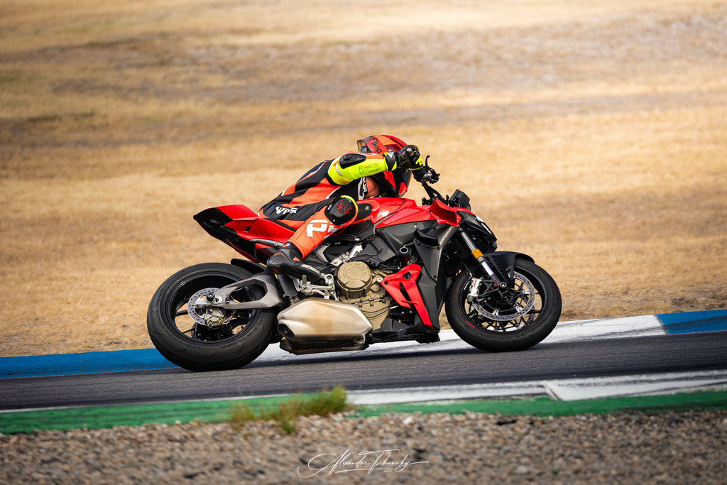 Ducati Trackday Hockenheimring 2026 | Entdecken Sie die faszinierende Welt von Alexander Tschuncky Arts: Kreative Fotografie, atemberaubende Automobilkunst und hochwertiger Bilderdruck. Lassen Sie sich inspirieren! - Realisiert mit Pictrs.com