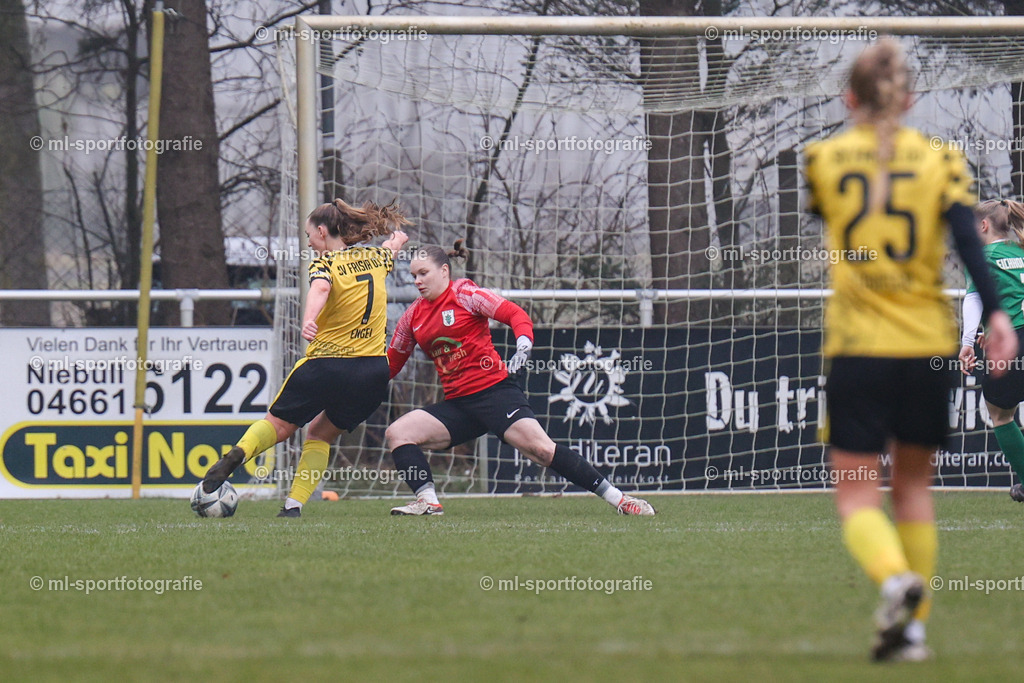 Fußball I Frauen I Saison 2025/2026 I Oberliga Schleswig-Holstein I 12. Spieltag I SV Frisia 03 Risum-Lindholm - Eichholzer SV | Nane Krüger (1, Eichholzer SV) beim Gegentreffer zum 1:0 - Realisiert mit Pictrs.com