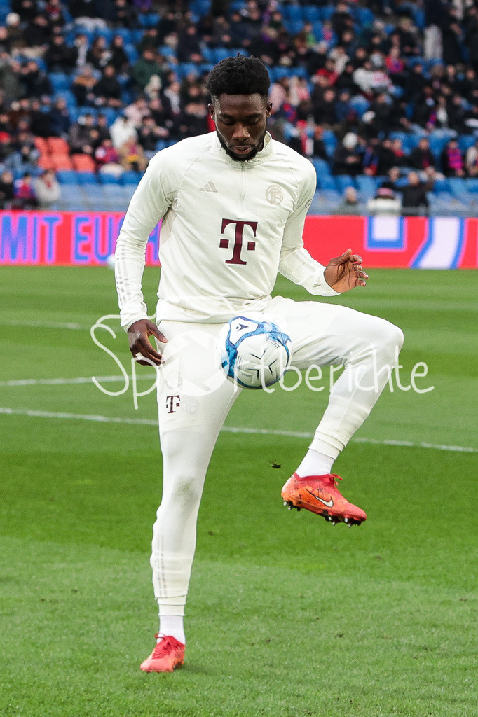 FC Basel - FC Bayern München | Alphonso DAVIES (FCB #19) in Aktion / Freisteller / Einzelfoto / Ball