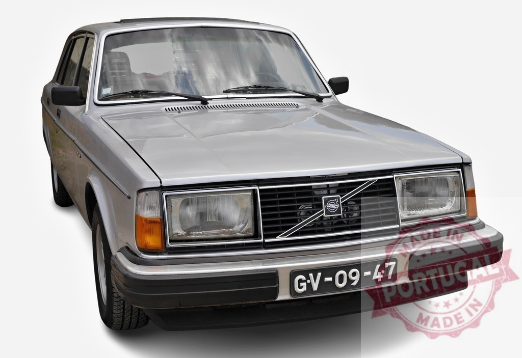 Silver Volvo 240 Gle featuring iconic design elements shines under bright studio lights | Classic Volvo 240 Gle poses for its portrait, showcasing its timeless design and iconic features under bright studio lights - Realisiert mit Pictrs.com
