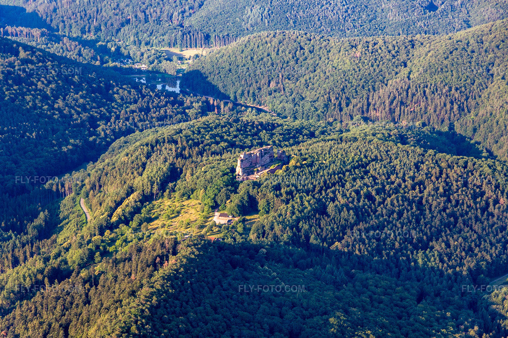 Aerial view: Chateau fort de Fleckenstein in Lembach in the state Bas-Rhin, France. – Photo: IMG_120944.jpg taken on 06/26/2020 by Werner Riehm/FLY-FOTO.com – Resolution of the original: 5472 x 3648 px