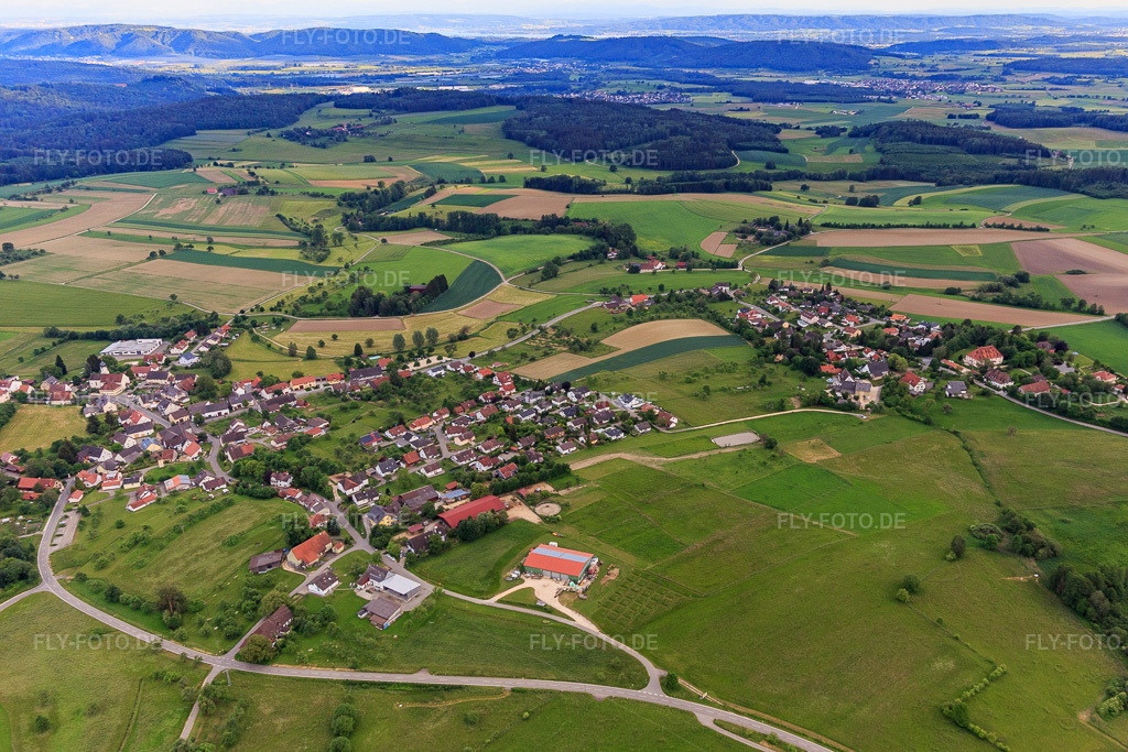 Luftbild: Ortsansicht aus Nordosten im Ortsteil Raithaslach in Stockach im Bundesland Baden-Württemberg in Deutschland. Foto: IMG_131753.jpg vom 25.05.2022 durch Werner Riehm/FLY-FOTO.de