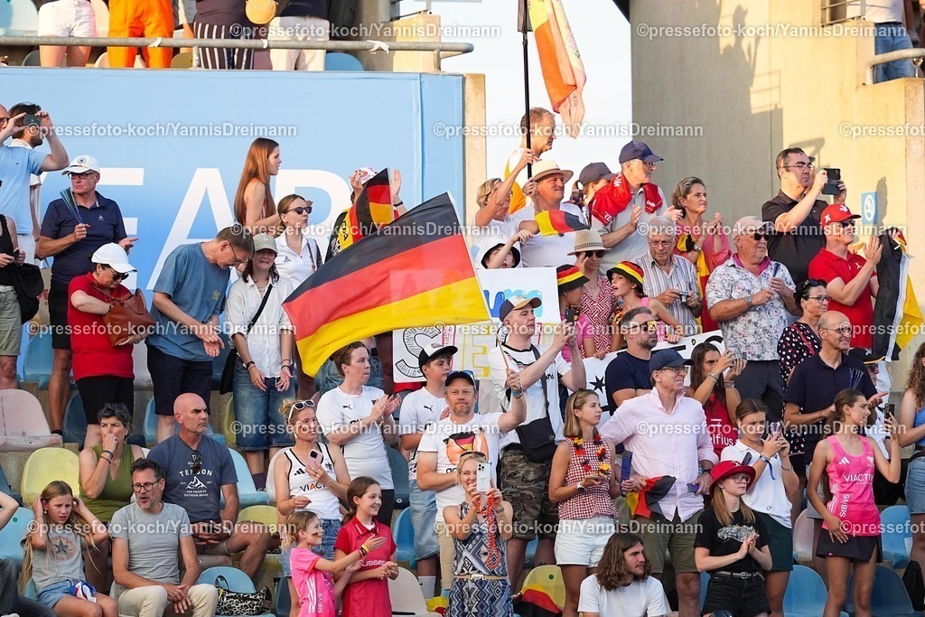 xydrx15082504033 | 15.08.2025, xydrx, Frauen EuroHockey Championship 2025, Halbfinale, Belgien - Deutschland, Sparkassenpark Mönchengladbach: Deutsche Fans schwenken eine Fahne