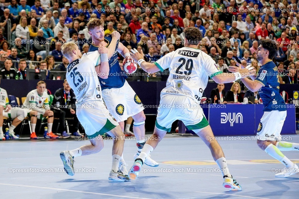 xSSCx19042602003 | 19.04.2026, xsscx, Handball, DHB-Pokal Lidl Final4, Finale, Füchse Berlin - Bergischer HC, Saison 2025 / 2026 Herren, Lanxess Arena, Köln: Matthes Langhoff (Füchse Berlin #25) im Zweikampf gegen Johannes Wasielewski (Bergischer HC #77) Photo: xSandraxScherningxPressefotoKochx