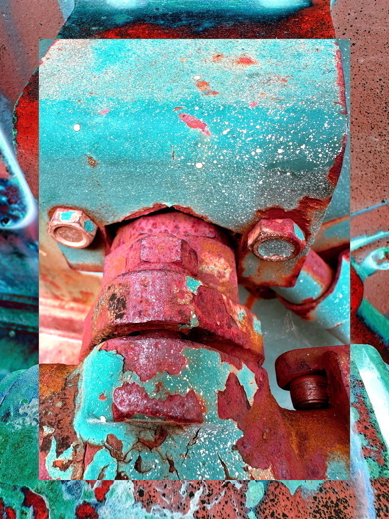 Ich trotze der Vergänglichkeit  | Das Bild zeigt eine Nahaufnahme von rostigen Metallteilen, die in leuchtenden Farben wie Türkis und Rot dargestellt sind. Die Farbkombination und die Textur des Metalls erzeugen einen starken visuellen Kontrast, der die Aufmerksamkeit des Betrachters fesselt. Die Verwendung von Nahaufnahmen betont die Details der rostigen Oberfläche und verleiht dem Bild eine gewisse Abstraktion. Die Komposition ist so gestaltet, dass sie sowohl die Härte als auch die Schönheit industrieller Materialien zeigt. Die Farben und Texturen könnten als Metapher für den Verfall und die Vergänglichkeit industrieller Strukturen interpretiert werden. Durch die Überlagerung von Farben und Texturen entsteht ein dreidimensionaler Effekt, der das Bild lebendig und dynamisch wirken lässt. Die Arbeit lädt den Betrachter ein, die Ästhetik von Objekten zu schätzen, die im täglichen Leben oft übersehen werden - Realisiert mit Pictrs.com