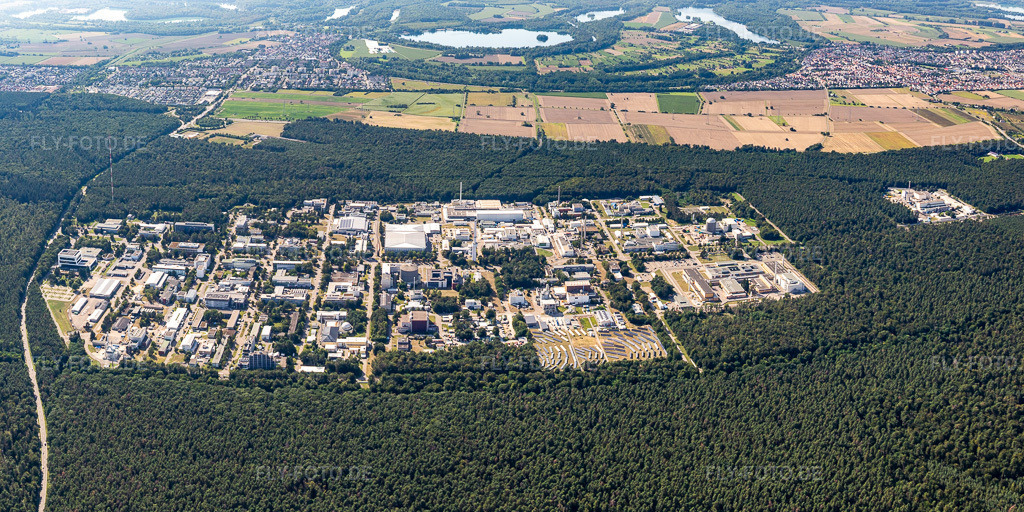 Luftbild: Forschungs- Gebäude und Bürokomplex des KIT Campus Nord (früher Kernforschungszentrum Karlsruhe). im Ortsteil Leopoldshafen in Eggenstein-Leopoldshafen im Bundesland Baden-Württemberg in Deutschland. Foto: IMG_128041-Pano.jpg vom 12.08.2021 durch Werner Riehm/FLY-FOTO.deAuflösung des Originals: 5779 x 2889 px