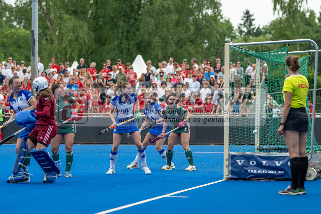 Final4_20250531-1452-Z82_8057 | Krefeld, Deutschland, 31.05.2025:  Feldhockey Final4 2025 – „Deutsche Feldhockey-Meisterschaften 2025“ im Gerd-Wellen-Hockeyanlage am 31.05.2025 in Krefeld, Deutschland. (Foto von Kramhöller/Fehrmann/Kaste)Krefeld, Germany, 31.05.2025: Feldhockey Final4 2025 – „Deutsche Feldhockey-Meisterschaften 2025“ in Gerd-Wellen-Hockeyanlage at 31.05.2025 in Krefeld, Deutschland. (Foto from Kramhöller/Fehrmann/Kaste)