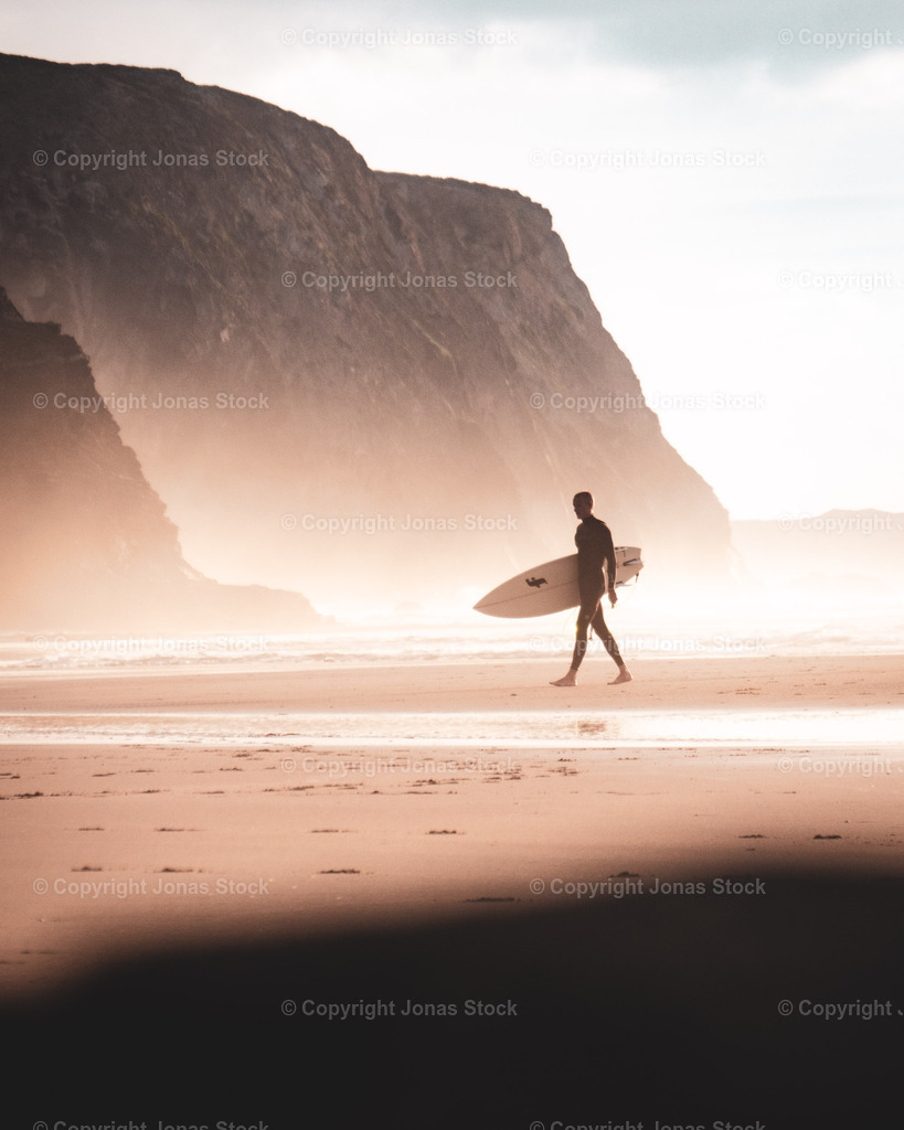 The Surfer | My dear friend Vince coming back from a session at the raw westcoast of Portugal.  - Realisiert mit Pictrs.com