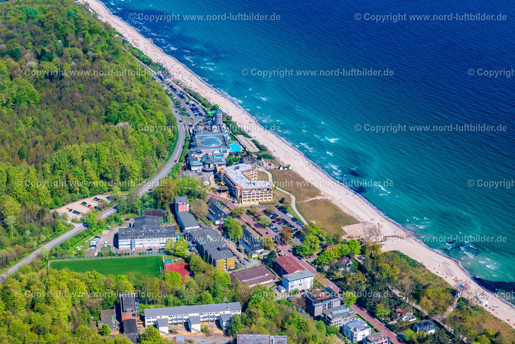 Timmendorf_Timmendorfer_Ostseetherme_ELS_5241010524 | TIMMENDORFER STRAND 01.05.2024 Therme und Schwimmbecken am Strand der Freizeiteinrichtung im Ortsteil Scharbeutz in Timmendorfer Strand im Bundesland Schleswig-Holstein. Das Areal liegt zwischen der Bundesstraße B 76 und dem Ostseestrand. Südlich davon: Hotel " Gran Belveder ". // Therme and swimming pool on the beach of the leisure equipment in the district of Scharbeutz in Timmendorfer beach in the federal state Schleswig-Holstein. Foto: Martin Elsen