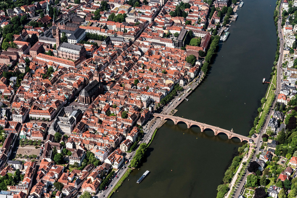 dr__0018018.jpg | HEIDELBERG 01.06.2017 Altstadtbereich und Innenstadtzentrum  am Flussufer des Neckar in Heidelberg im Bundesland Baden-Württemberg, Deutschland. // Old Town area and city center on Flussufer of Neckar in Heidelberg in the state Baden-Wuerttemberg, Germany. Foto: Daniel Reiter