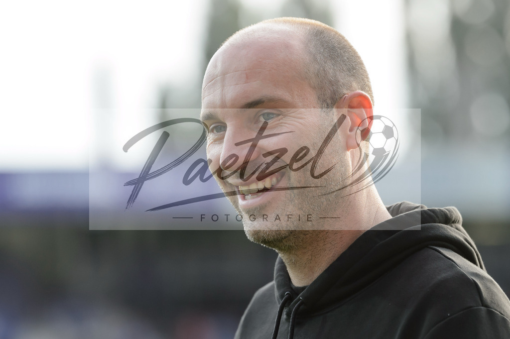 OSNVKO2021090620210906_225 | Fussball, Herren: Trainer Daniel Scherning (VfL Osnabrueck) lacht, laechelt, lachen beim Spiel der 3. Liga zwischen VfL Osnabrueck und FC Viktoria Koeln im Stadion an der Bremer Bruecke am 06.09.2021 in Osnabrueck, Deutschland.DFB / DFL REGULATIONS PROHIBIT ANY USE OF PHOTOGRAPHS AS IMAGE SEQUENCES AND/OR QUASI-VIDEO. - Realisiert mit Pictrs.com