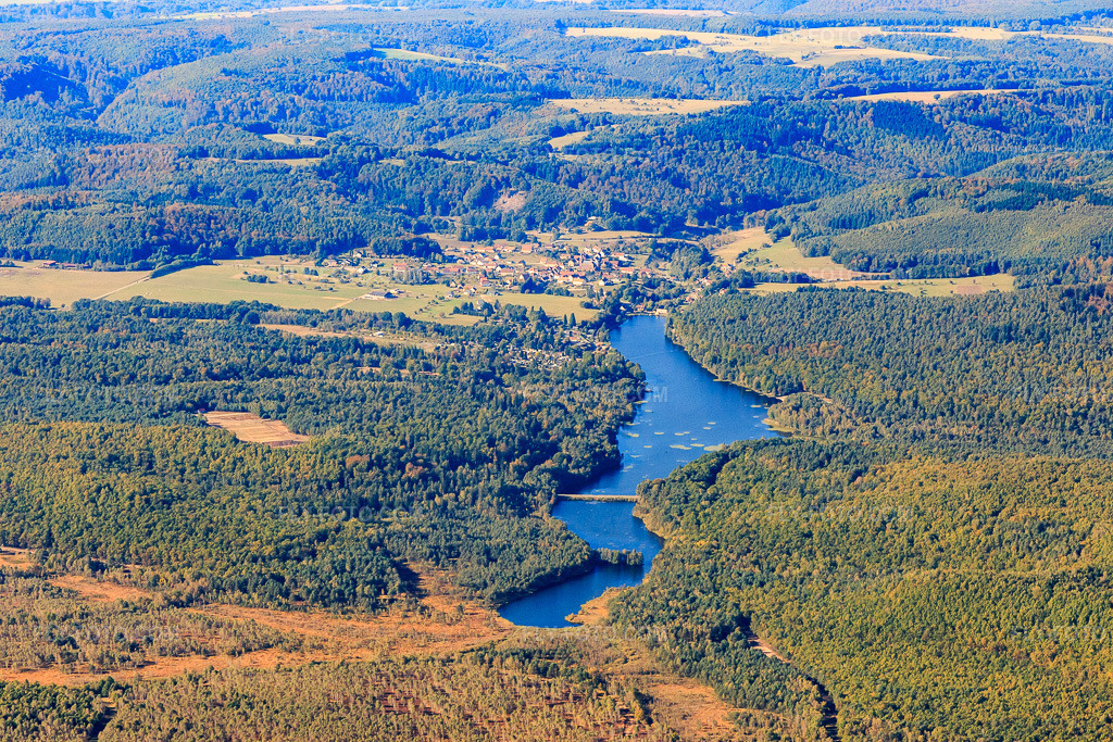 Aerial view: Étang de Haspelschiedt/Schwarzbach from the southeast in Haspelschiedt in the state Moselle, France. – Photo: IMG_095131.jpg taken on 10/16/2016 by Werner Riehm/FLY-FOTO.com – Resolution of the original: 5472 x 3648 px