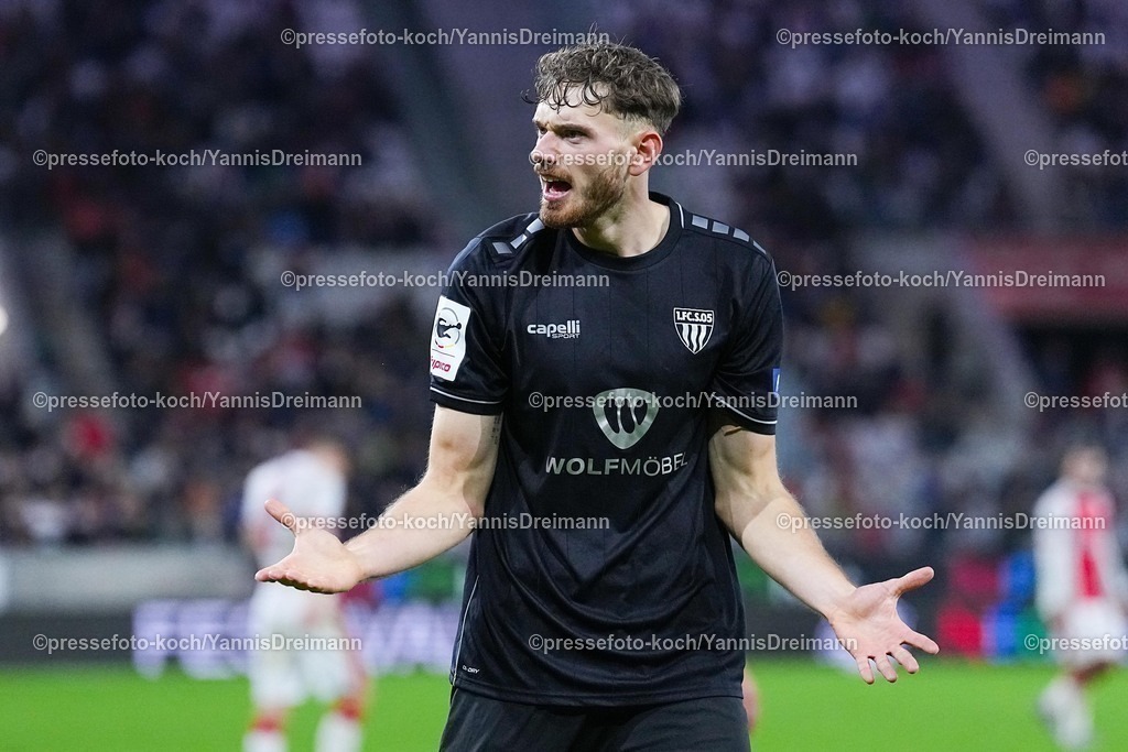 xYDRx02112502028 | 02.11.2025, xydrx, Fußball, 3.Liga, Rot-Weiss Essen - 1.FC Schweinfurt 05, Saison 2025 2026, Stadion an der Hafenstraße: Luca Trslic (1.FC Schweinfurt 05 #18) gestikulierend    DFB regulations prohibit any use of photographs as image sequences and or quasi-video.