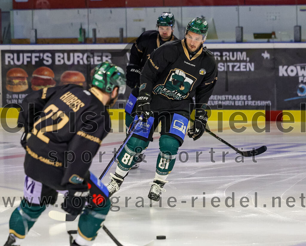 2025-11-30_010_TSV_Erding_gegen_EC_Peiting | Erding, Deutschland, 30.11.2025:Eishockey, Oberliga Süd 2025 / 2026, 22. Spieltag, TSV Erding gegen EC Peiting, Endergebnis: 5:1Maximilian Forster (Erding Gladiators, #81)Foto: Christian Riedel / fotografie-riedel.net