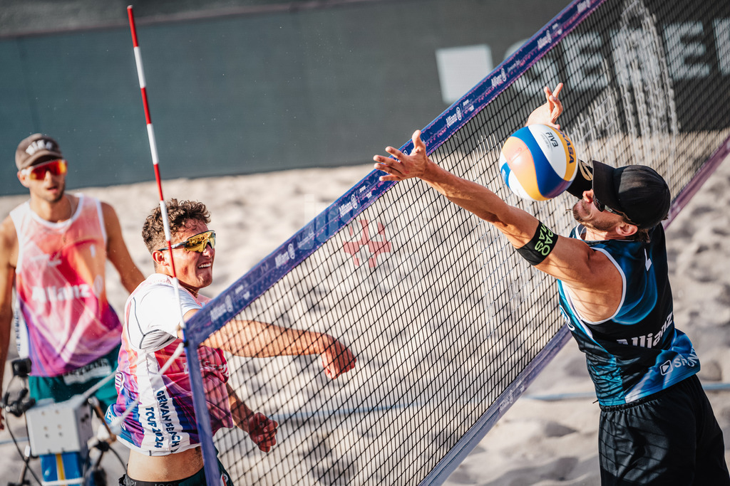 Beachvolleyball | Männer  | Allianz German Beach Tour 2024 | Tourstop Kühlungsborn | 10.08.2024 | v.l. Hennes Nissen im Angriff gegen Paul Henning