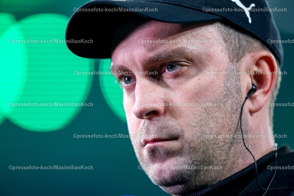 BMG28112501012 | 28.11.2025, Fußball, Borussia Mönchengladbach - RB Leipzig, 1. Fußball Bundesliga, 12.Spieltag, Borussia-Park, Saison 2025 2026: Cheftrainer Ole Werner (RB Leipzig #hc) DFB regulations prohibit any use of photographs as image sequences and or quasi-video.